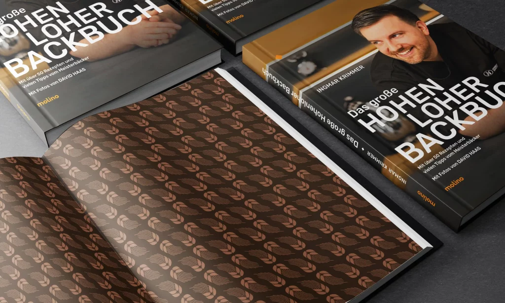 Mockup Backbuch mit Patterndesign auf der Innenseite.