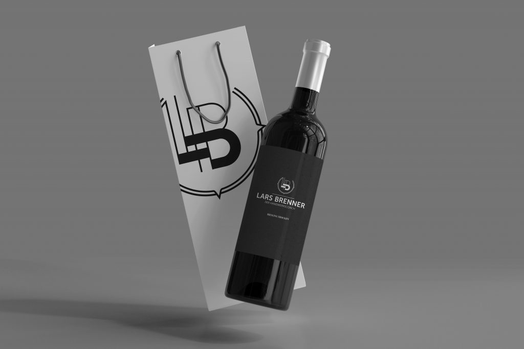 Mockup Weinflasche mit Kundenlogo und personalisierter Weintüte.