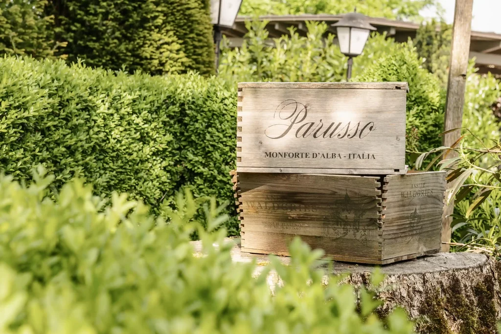 Stimmungsaufnahme Parusso Weinkiste im Garten.